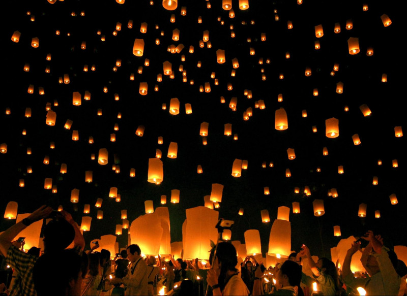 タイ 夜空を埋め尽くすランタンの絶景 イーペンランナーインターナショナルへ行こう