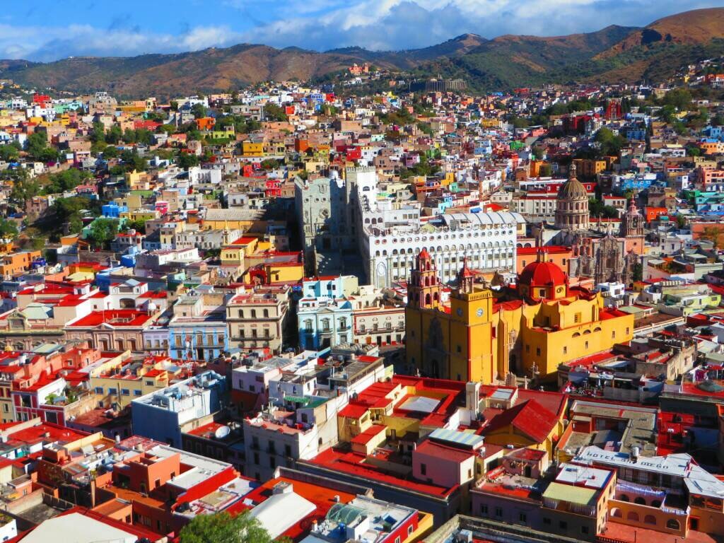 可愛すぎてカメラを手放せない！ 世界のカラフルな街並み7選