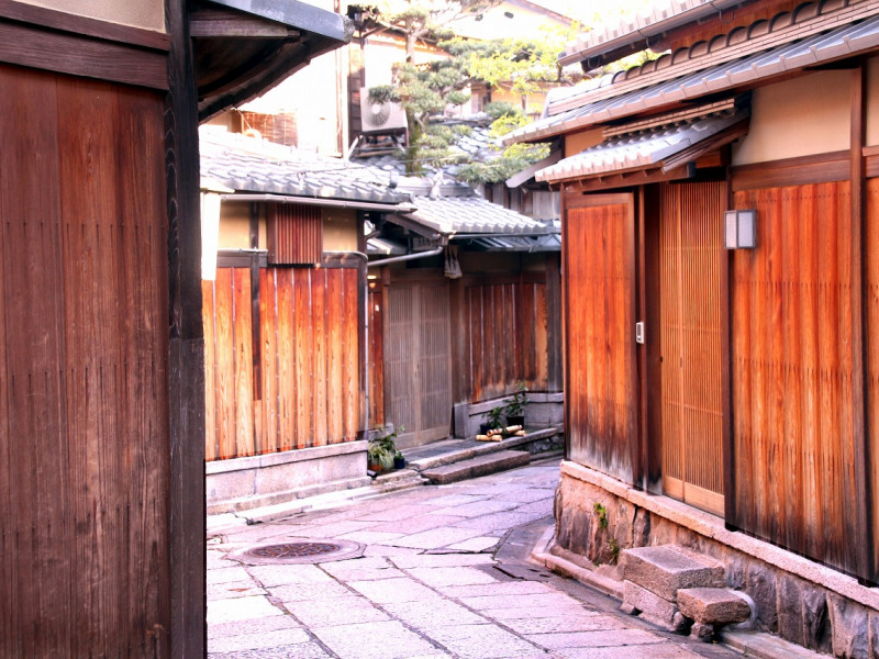 ドラマやCMでも有名！ 京都の風情を味わえる「石塀小路」