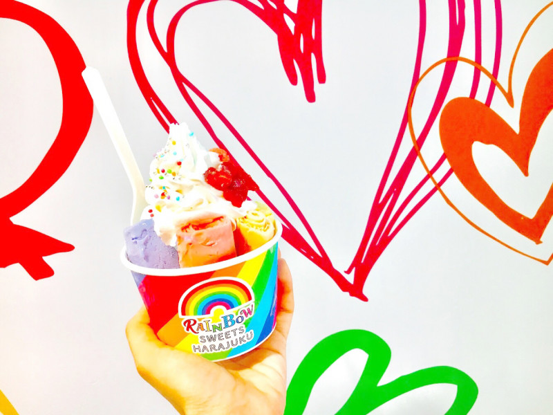 世界初のレインボースイーツ専門店が登場！ 虹色のアイスを食べてきた
