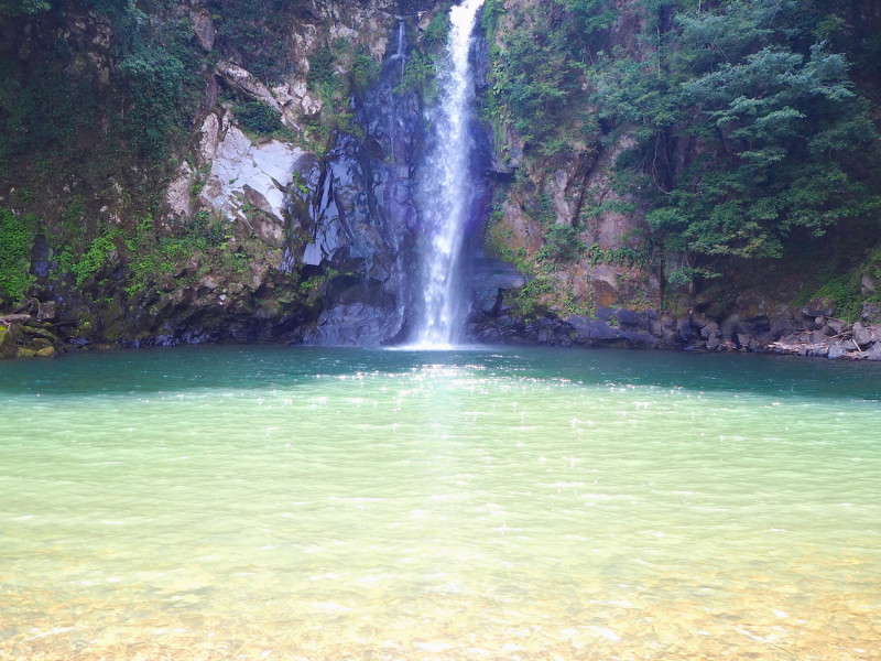 関西の隠れ絶景スポット！ エメラルドグリーンの滝壺が美しい「八反の滝」