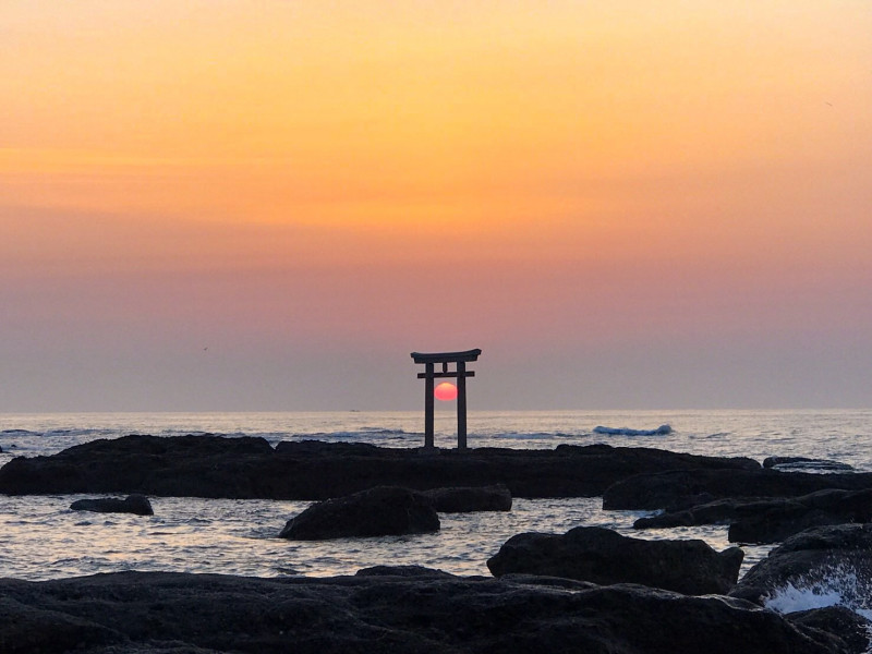 茨城 朝日 鳥居の神々しい絶景 大洗磯前神社 で日の出を見てきた