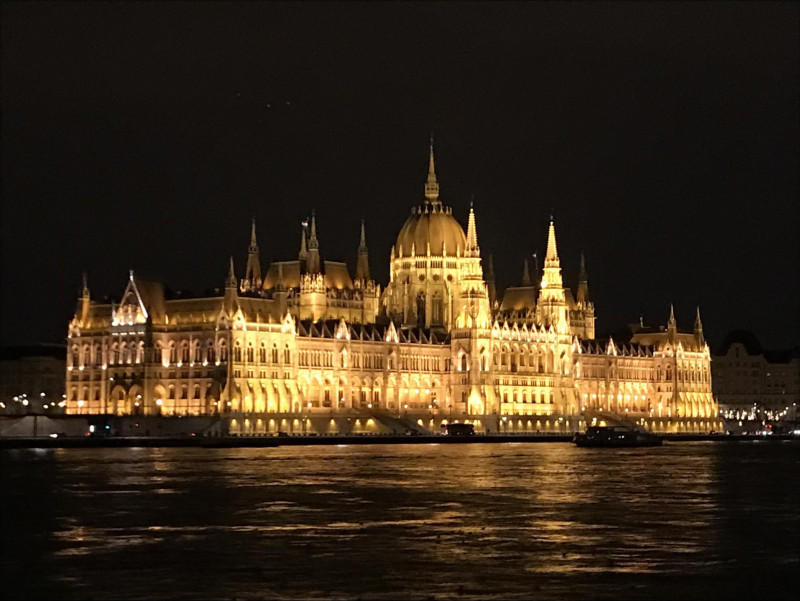ブダペスト ここは宮殿 世界一美しい国会議事堂に行ってみた