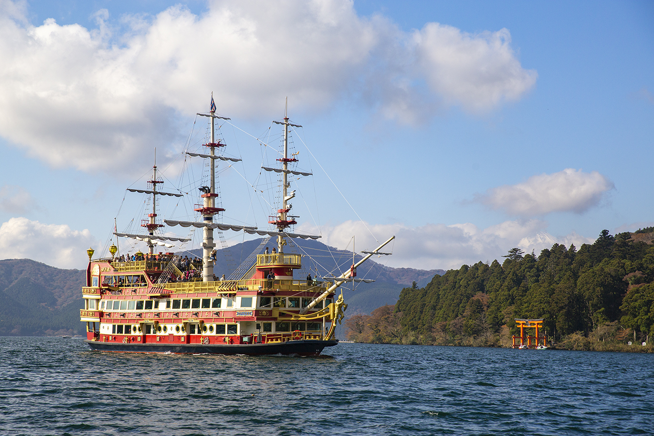 神奈川 運が良ければ富士山も望める 芦ノ湖を周遊する 箱根海賊船
