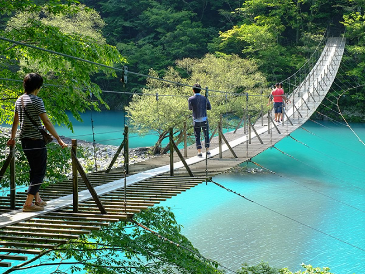 静岡 ミルキーブルーの川に架かる絶景の橋 夢の吊り橋