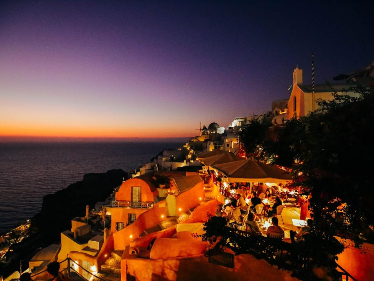ギリシャ サントリーニ島で夕日を見るなら イアの古城 がおすすめ