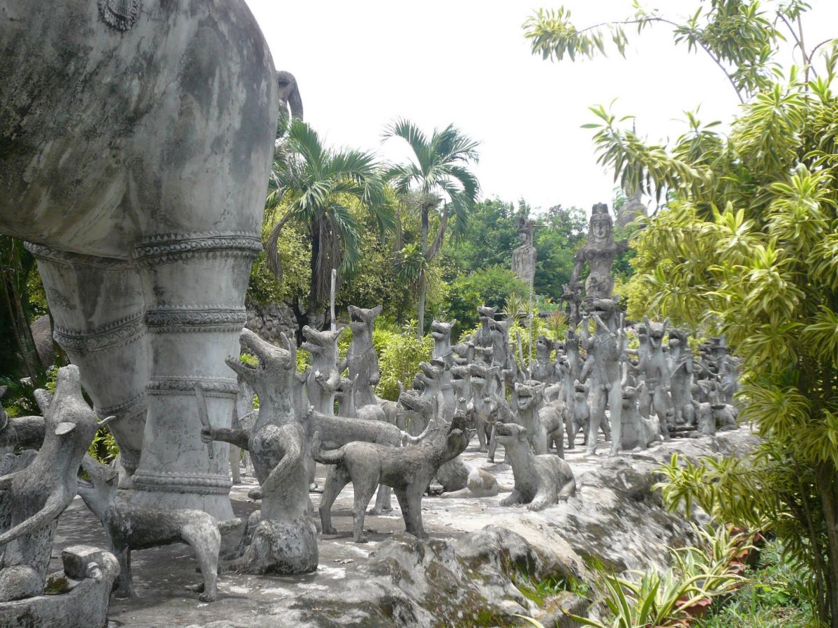 タイ】園内に奇怪な像が点在する「ブッダパーク」