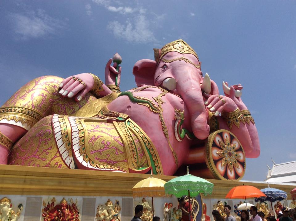 タイ】ピンクのガネーシャ像が寝そべる「ワット・サマーン・ラッタナー 