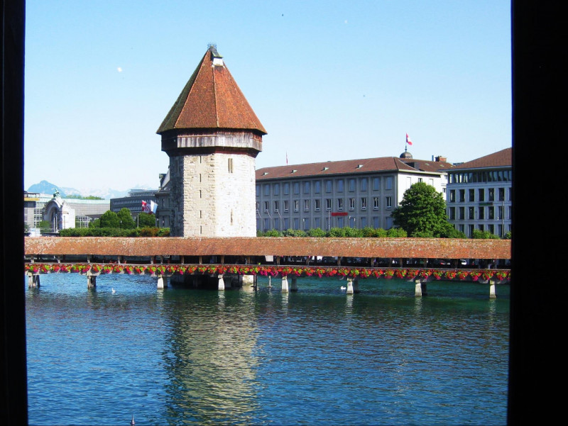 スイス まるで絵画のよう ヨーロッパ最古の木造橋 カペル橋