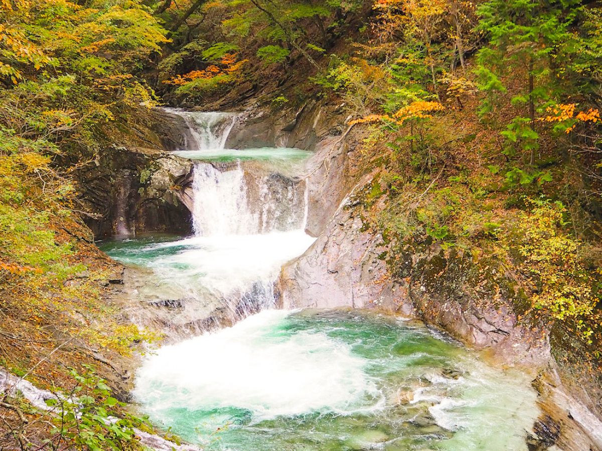 山梨 秋の 西沢渓谷 を歩く 見どころ 服装 持ち物など