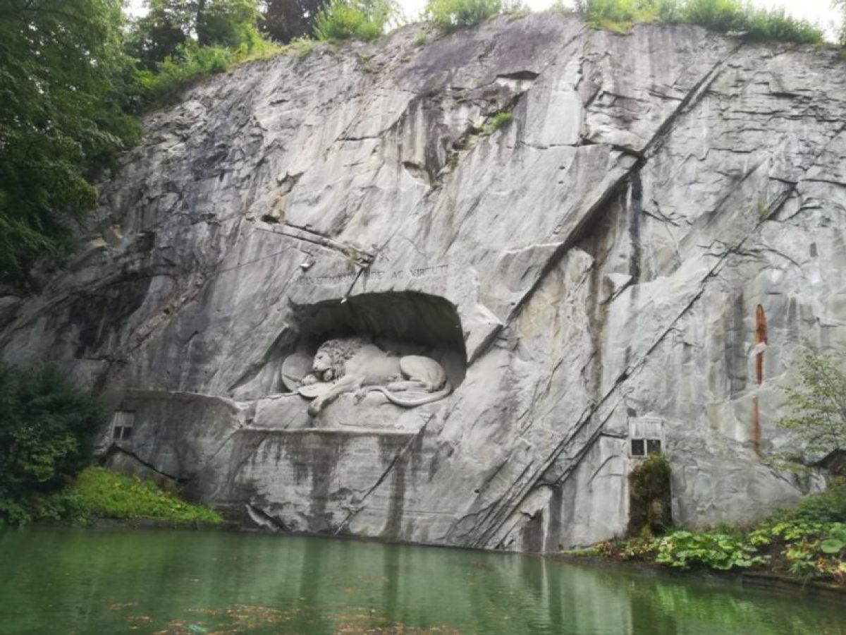 スイス ルツェルンを代表する観光スポット 瀕死のライオン像