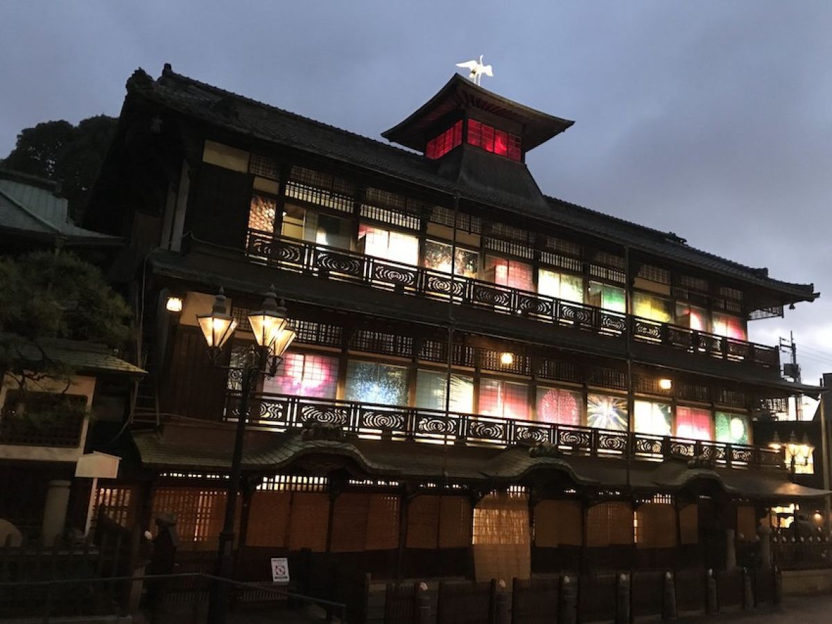 【愛媛】『千と千尋の神隠し』舞台のひとつ道後温泉のサイケな姿が見られるのは今だけ!?